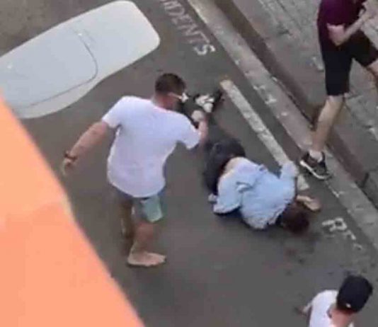Vídeo: Brutal agresión a un Guardia Urbano entre un ladrón y dos turistas Brutal agresión a un Guardia Urbano entre un ladrón y dos turistas