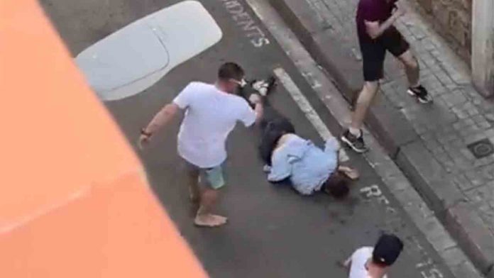 Brutal agresión a un Guardia Urbano entre un ladrón y dos turistas