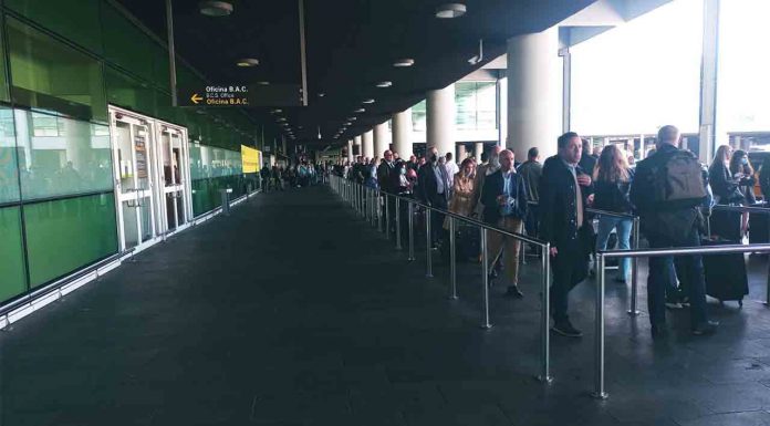 Caos en el Aeropuerto de El Prat: Aena deja tirados a cientos de usuarios Caos en el Aeropuerto de El Prat - Aena deja tirados a cientos de usuarios