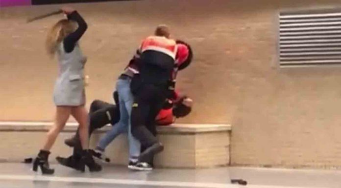 Detenida por golpear a dos vigilantes de seguridad del metro con la porra de uno de ellos Detenida por golpear a dos vigilantes de seguridad del metro con la porra de uno de ellos