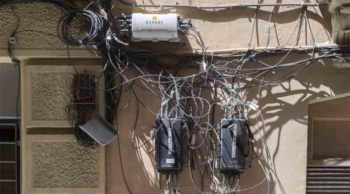 El Ayuntamiento pide a las operadoras de telefonía que ordenen los cables de las fachadas El Ayuntamiento pide a las operadoras de telefonía que ordenen los cables de las fachadas