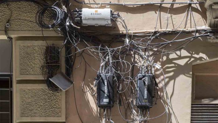 El Ayuntamiento pide a las operadoras de telefonía que ordenen los cables de las fachadas