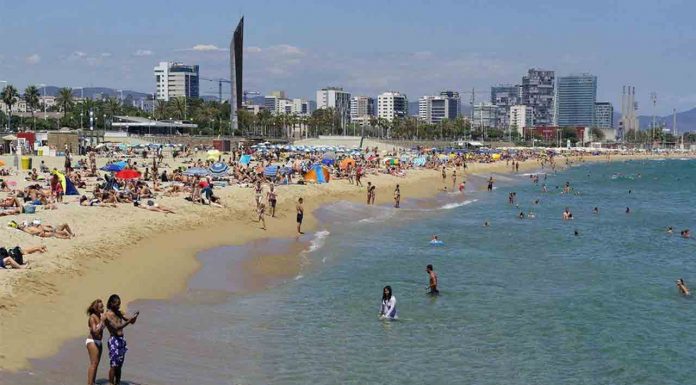 Empieza la temporada alta de baño en las playas de Barcelona Empieza la temporada alta de baño en las playas de Barcelona
