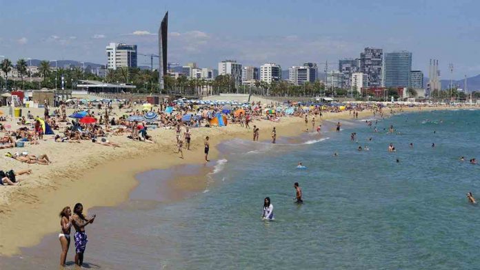 Empieza la temporada alta de baño en las playas de Barcelona