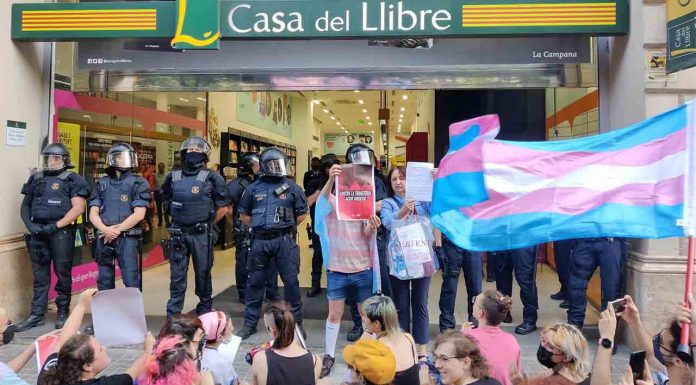Enfrentamientos en La Casa del Libro por la presentación de un libro tránsfobo Enfrentamientos en La Casa del Libro por la presentación de un libro tránsfobo