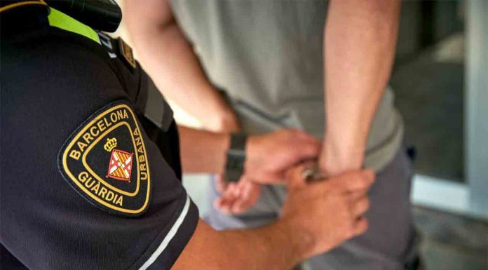 Detenido por apuñalar a una mujer de 60 años en Poble Sec Detenido por apuñalar a una mujer de 60 años en Poble Sec