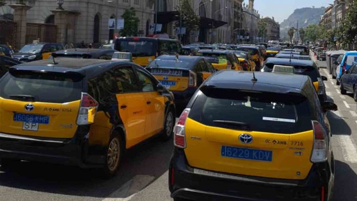 Concentración de los taxis en Gran Vía contra el intrusismo de los VTC