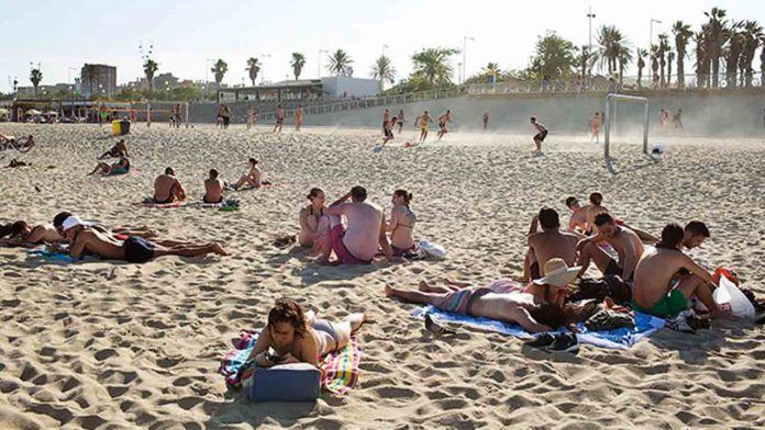 Las playas de Barcelona se preparan para la temporada de baño