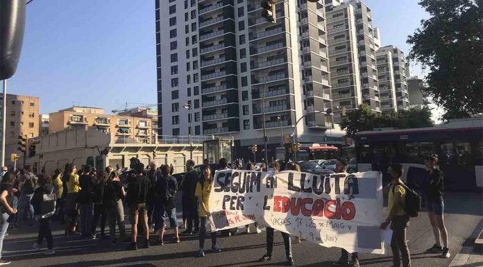 Los sindicatos educativos cortan la Gran Vía y la Rondas con las manifestaciones Los sindicatos educativos cortan la Gran Vía y la Rondas con las manifestaciones