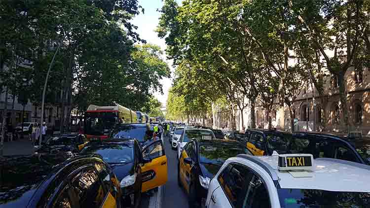 Comienza la concentración de los taxis en Gran Vía contra el intrusismo de los VTC