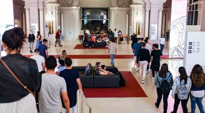 Más de 100.000 personas han participado en La Nit dels Museus este sábado Más de 100.000 personas han participado en La Nit dels Museus este sábado de vuelta a la normalidad