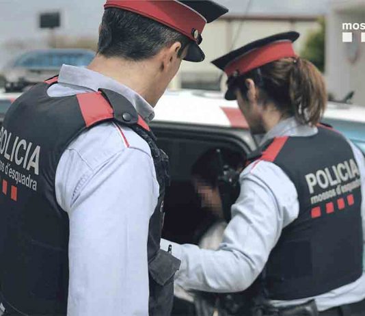 Cuatro detenidos con 100 antecedentes por robos en comercios de Horta-Guinardó Detenidos por robar móviles y esconderlos en el lavavajillas de un bar