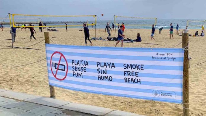 La prohibición de fumar en las playas de Barcelona entrará en vigor en Julio