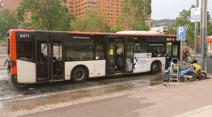 Se incendia un autobús de TMB en la Vall d’Hebrón Se incendia un autobús de TMB en la Vall d'Hebrón