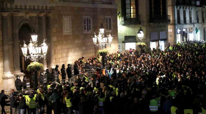 El sector del taxi lanza un aviso al Govern sobre la regularización de los VTC El sector del taxi lanza un aviso al Govern sobre la regularización de los VTC