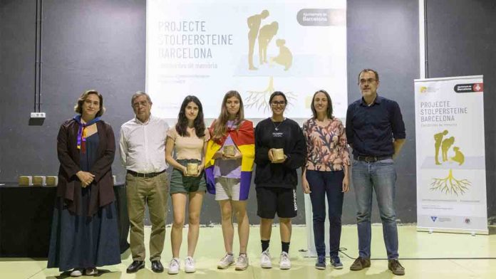 Tres institutos de Barcelona reciben los 'Stolpersteine' en recuerdo a los deportados por los nazis