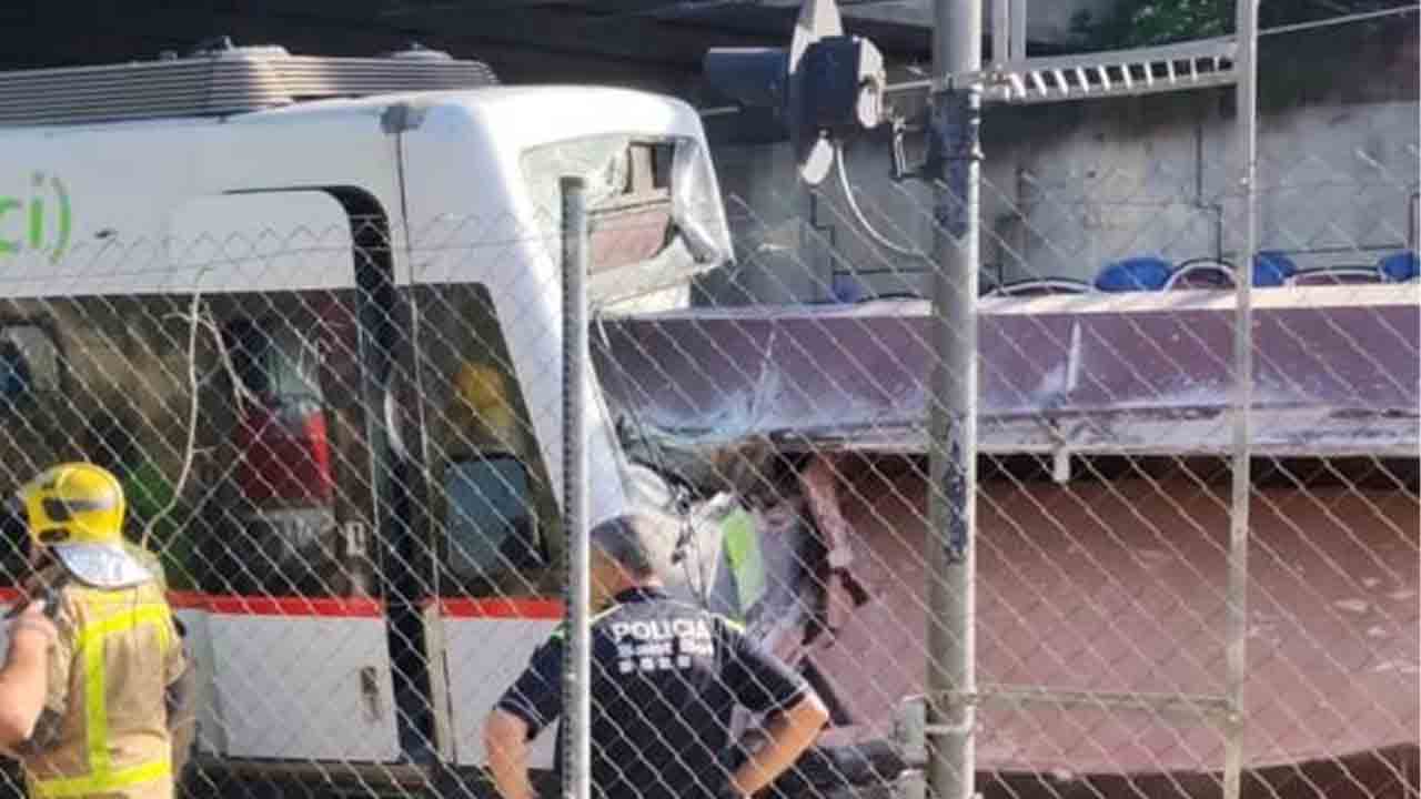 Un muerto y 83 heridos en un choque de trenes en Sant Boi de Llobregat