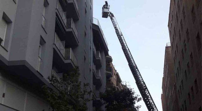 Vídeo | Una mujer en estado muy grave en un incendio en la avenida de Madrid Una mujer en estado muy grave en un incendio en la avenida de Madrid