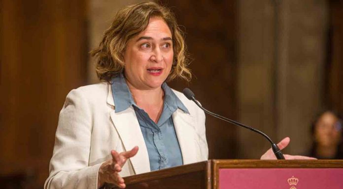 Colau aplaude la rebaja en el transporte público: «Es el camino a seguir» Colau aplaude la rebaja en el transporte público: "Es el camino a seguir"