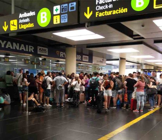 Cancelaciones en el Aeropuerto del Prat por una incidencia global en Microsoft Aglomeraciones en el aeropuerto del El Prat por la huelga de Ryanair
