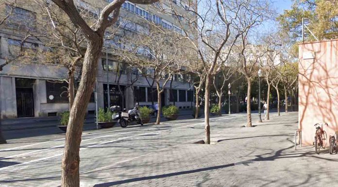 Rocían con líquido inflamable a una mujer sin hogar en la avenida de Drassanes Rocian con líquido inflamable a una mujer sin hogar en la avenida de Drassanes