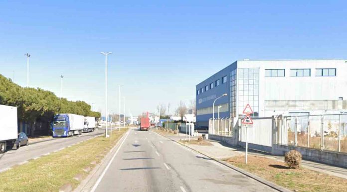 Se busca al conductor de un turismo blanco que ha atropellado a un peatón en Zona Franca Se buca al conductor de un turismo blanco que ha atropellado a un peatón en Zona Franca