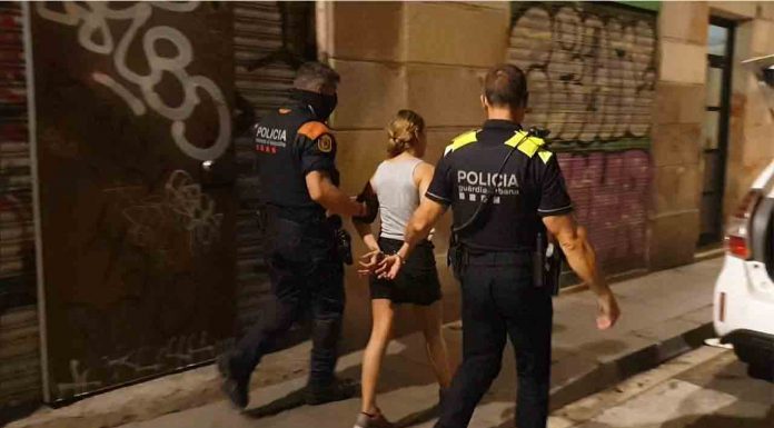 Cinco detenidos en el desmantelamiento de 3 narcopisos en El Raval Cinco detenidos en el desmantelamiento de 3 narcopisos en El Raval