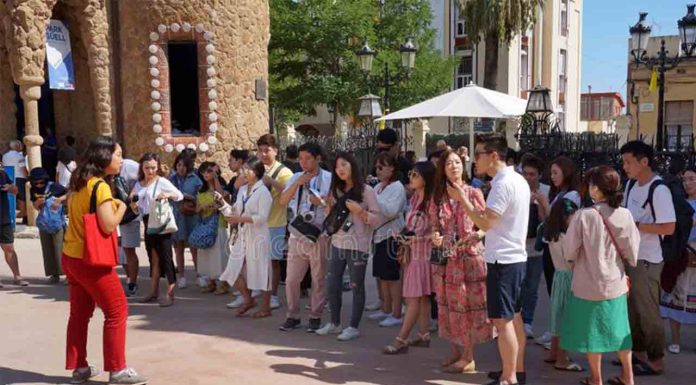 Prorroga de un año a la limitación de grupos turísticos en Ciutat Vella Los grupos de turistas en Ciutat Vella no podrán superar las 15 personas