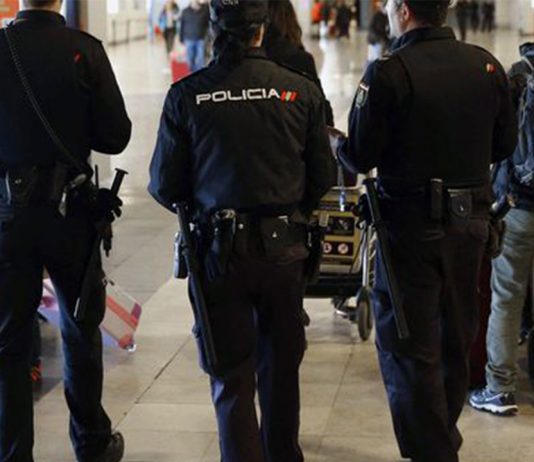 Tres detenidos en el aeropuerto de El Prat por distribuir 46 kilos de marihuana Detenido en el aeropuerto del Prat un fugitivo que enviaba droga a Alemania
