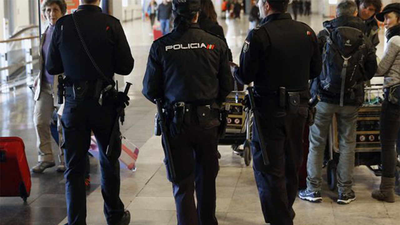 Detenido en el aeropuerto del Prat un fugitivo que enviaba droga a Alemania