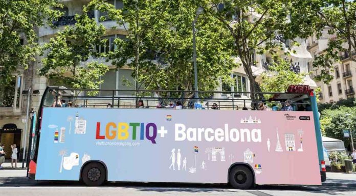 Turisme de Barcelona participa en el desfile del Pride con una carroza Turisme de Barcelona participa en el desfile del Pride con una carroza