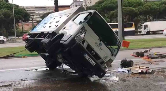 Un camión volcado en la Diagonal provoca grandes colas de entrada a la ciudad Un camión volcado en la Diagonal provoca grandes colas de entrada a la ciudad