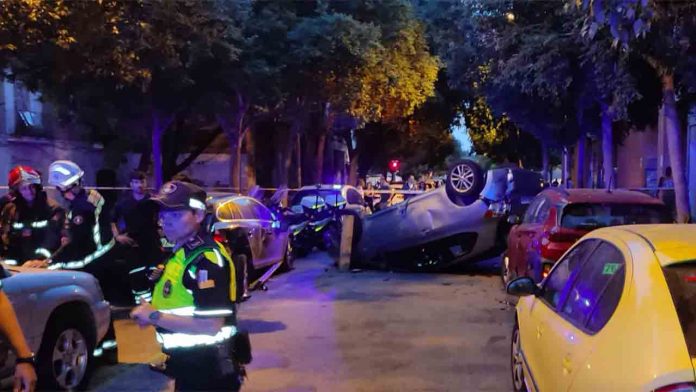 Un conductor bebido vuelca el coche en Poblenou causando dos heridos