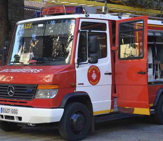 Dos heridos críticos en el incendio de un local en Poble-sec Los Bomberos acercan la prevención a los mercados municipales