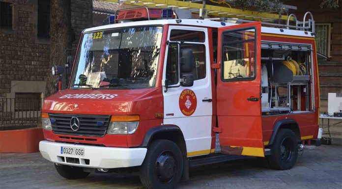 Dos heridos críticos en el incendio de un local en Poble-sec Los Bomberos acercan la prevención a los mercados municipales