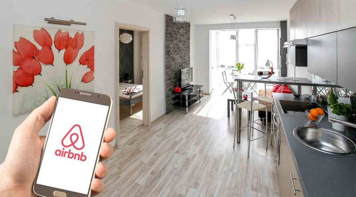 Audio | Barcelona exige a Airbnb retirar más de 4.100 anuncios de habitaciones turísticas Barcelona exige a Airbnb retirar más de 4.100 anuncios de habitaciones turísticas