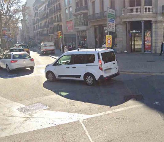 Una conductora atropella tres viandantes tras perder el control del vehículo Una conductora atropella tres viandantes tras perder el control del vehículo