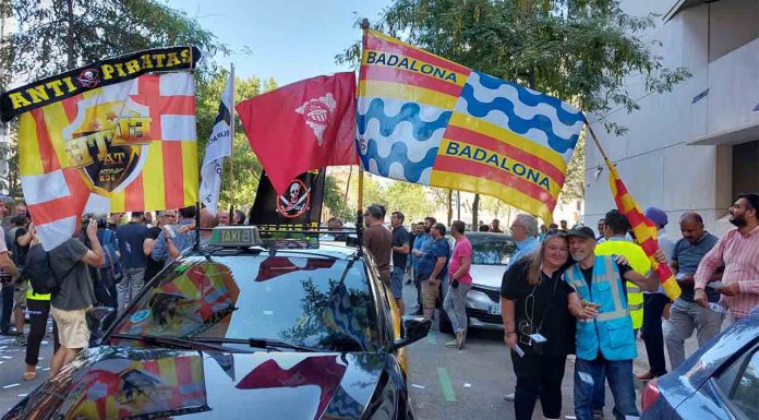Concentración de los taxistas en Sant Martí exigiendo el cese de Cani Fernández Concentración de los taxistas en Sant Martí exigiendo el cese de Cani Fernández