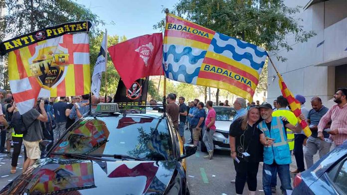Concentración de los taxistas en Sant Martí exigiendo el cese de Cani Fernández