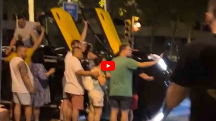 Espectacular accidente de un taxi en la Diagonal de Barcelona