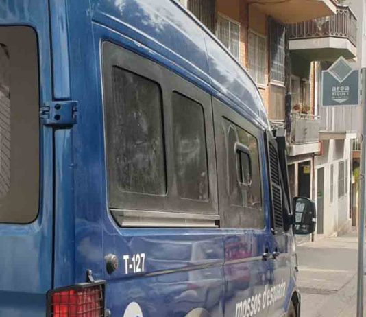Guàrdia Urbana y Mossos desmantelan un punto de venta de drogas en Sants-Montjuïc Guárdia Urbana y Mossos desmantelan un punto de venta de drogas en Sants-Montjuïc