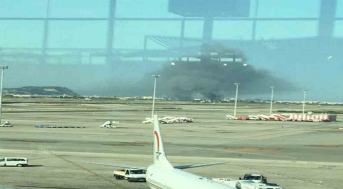 28 pasajeros marroquíes huyen por la pista del Aeropuerto de Barcelona Un incendio en el aeropuerto de El Prat obliga a activar la alerta AEROCAT