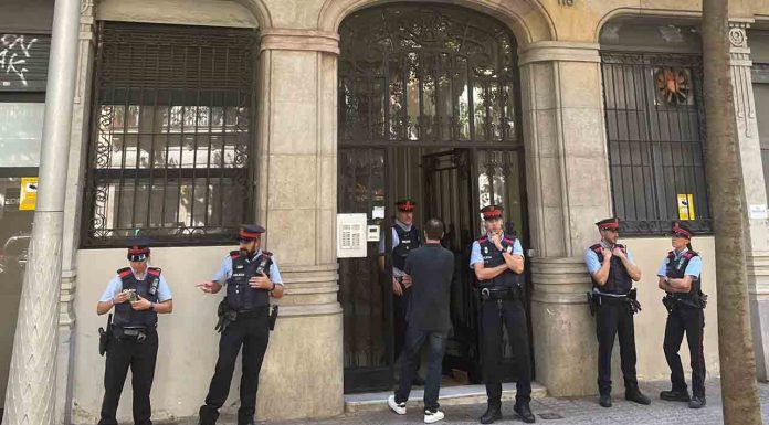 Muere un niño de 7 años al caer por un patio de luces en el Eixample Muere una niña de 7 años al caer por un patio de luces en el Eixample