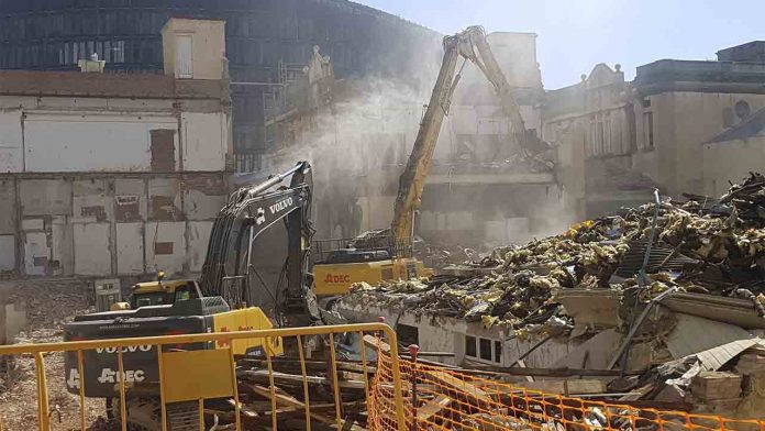 Comienza la demolición de los antiguos cinco pabellones del Hospital del Mar