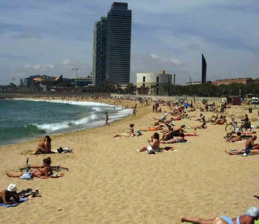 Prisión para los tres autores de robo e intimidación en la playa de Nova Icària Prisión para los tres autores de robo e intimidación en la playa de Nova Icària