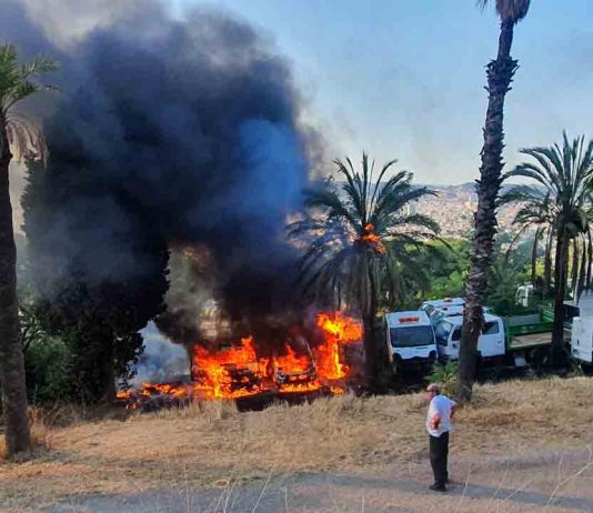 Se queman tres coches y una excavadora en Montjuïc, al lado del Jardín Botánico Queman tres coches y una excavadora en Montjuïc