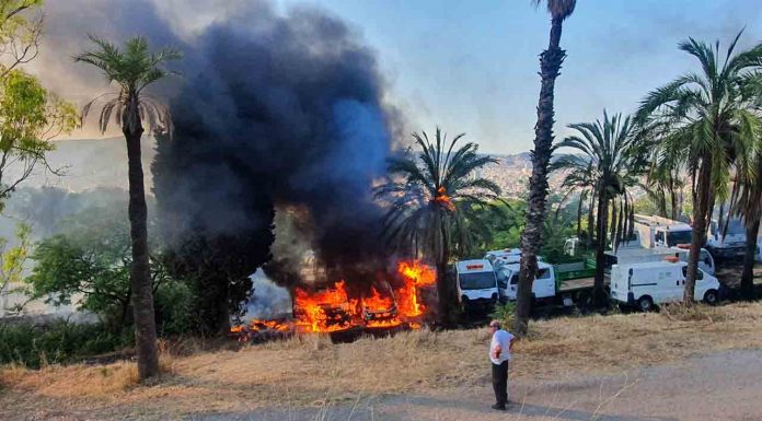 Se queman tres coches y una excavadora en Montjuïc, al lado del Jardín Botánico Queman tres coches y una excavadora en Montjuïc