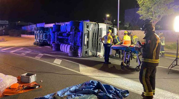 Rescatan a un camionero atrapado en un tráiler volcado en la Zona Franca Rescatan a un camionero atrapado en un trailer volcado en la Zona Franca