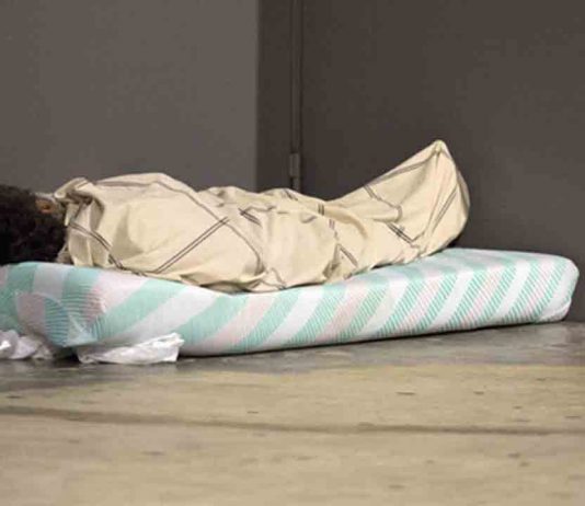 El Ayuntamiento intensifica los servicios de asistencia por la ola de calor Un dispositivo coordinado por el Centro de Urgencias y Emergencias Sociales de Barcelona reparten botellas de agua a las personas sin techo