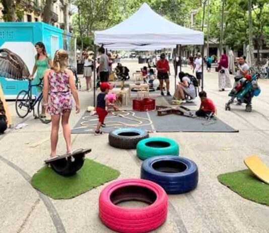 Buena acogida a las actividades lúdicas de la Ronda Sant Antoni Buena acogida a las actividades lúdicas y de dinamización de la Ronda Sant Antoni